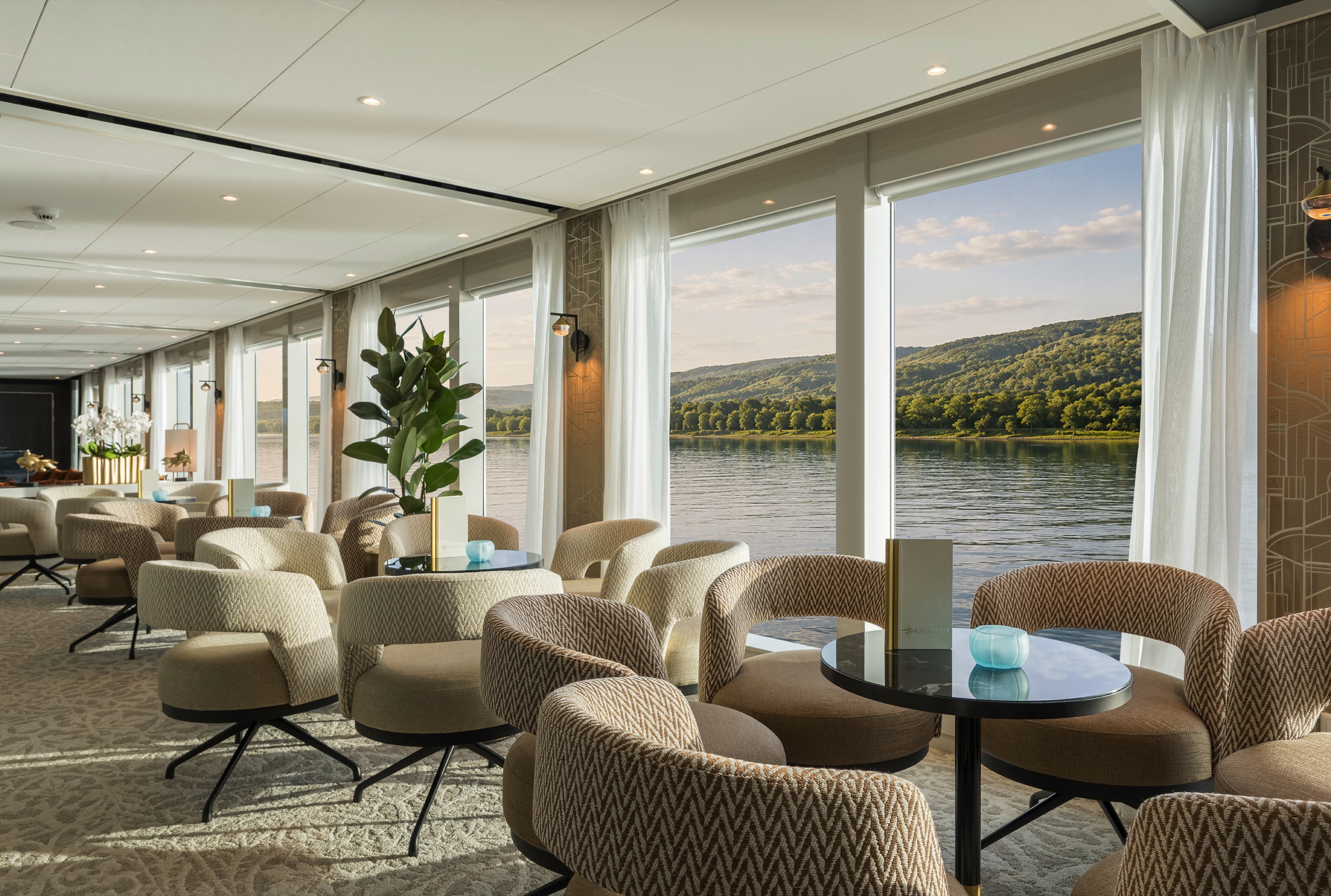 ©Lueftner Cruises Amadeus Aurea Panorama Bar and Lounge 3.jpg